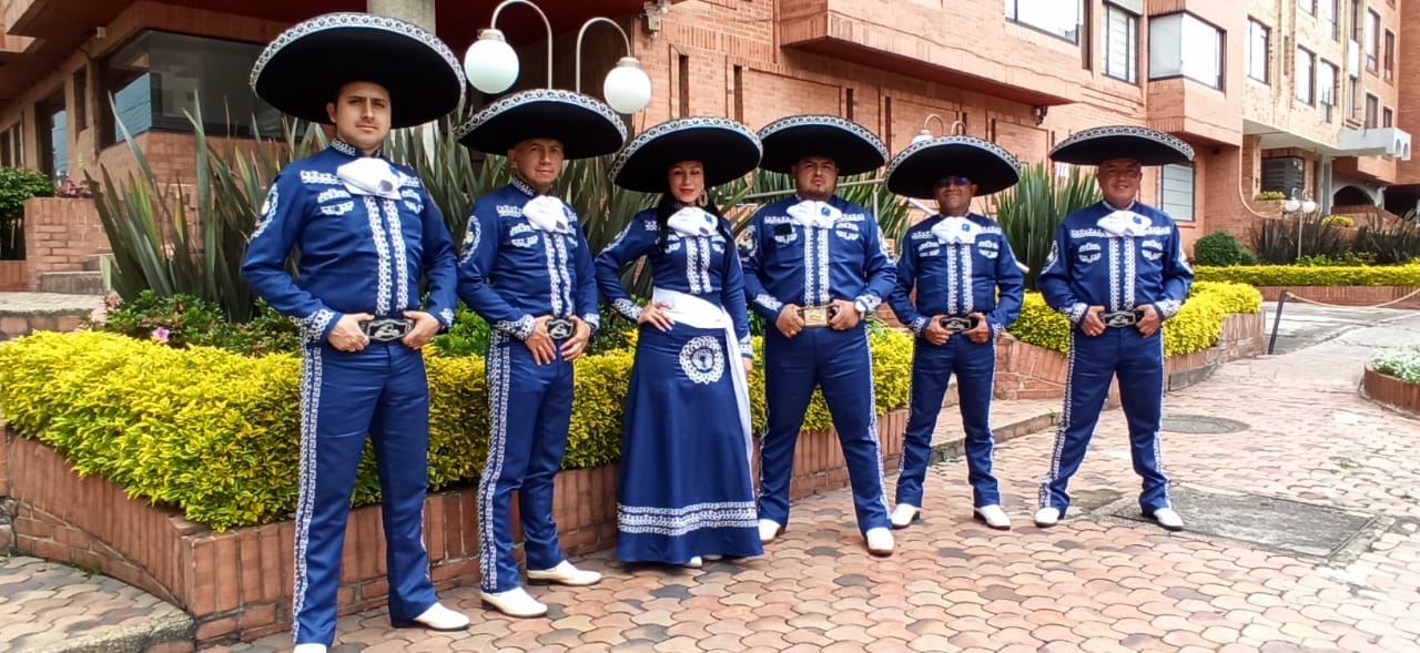 Mariachi en Bogotá tocando trompeta